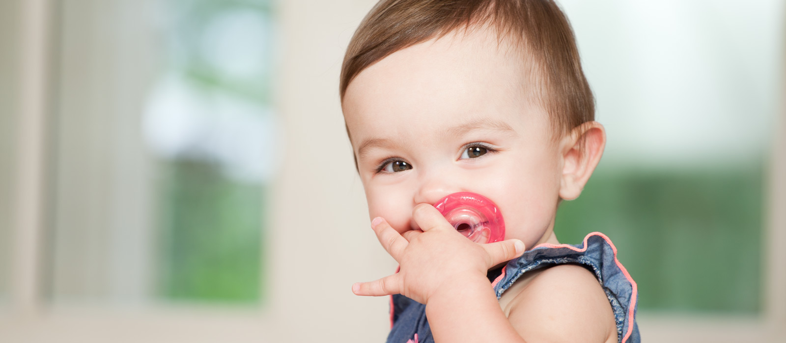 toddler drinking from Nuby cup in car